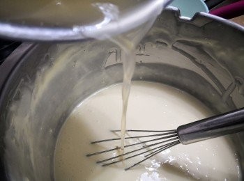 step7: 魚膠漿襯暖加入芝士餡混合 (魚膠槳加入時要暖， 否則不順滑)