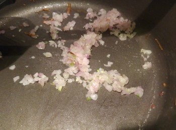 step8: 利用之前的油炒乾蔥蓉。(如油份太少可加少少油同炒。)