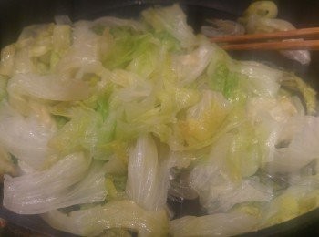 step4: 生菜好簡單處理, 用油爆香薑片, 落生菜和少許鹽炒熟盛上碟備用。