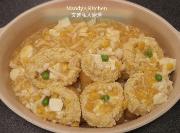 step7: 如有材料未釀入油揚, 可當茨汁倒入巳蒸好的粟米豆腐黃金福袋碟內。