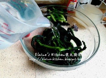 step3: 雪菜放入大碗內加水浸過面靜待30分鐘