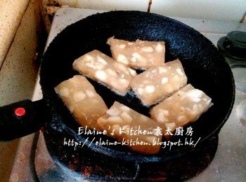 step10: 翌日將馬蹄糕切片 , 放入鑊中加少許油用慢火煎香即可