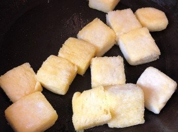 step2: 麵包粒和麵包皮的每邊都輕輕沾上牛油溶液，亦可用油掃將油掃上。