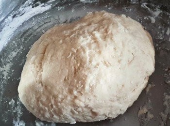 step2: 在大碗內，將麵粉和泡打粉拌勻，然後逐少加入 [步驟一] 的蛋液倒入粉內，拌勻。用手搓成麵糰 （如麵糰太乾可多加點水）蓋上毛巾，讓麵糰靜置二十分鐘
