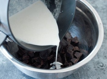 step3: 將淡忌廉放入煲內，用中火煮至周邊有小氣泡 （＊千萬不要煮沸）然後倒入巧克力內