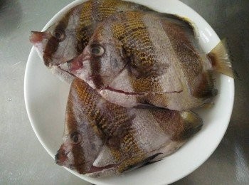 step1: 熱帶魚【澎湖野生水產】泡冷水解凍，並將熱帶魚【澎湖野生水產】清洗乾淨，去魚鱗、魚鰓、內臟，並抹上少許的鹽，備用；