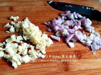 step5: 期間將蒜頭 , 乾蔥頭分別去衣切細粒 , 焗好的豬皮盛起切成細片