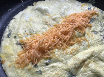 step3: 待蛋漿都凝固好後便將整個米紙及蛋上下反轉，之後加入喜愛的餡料。