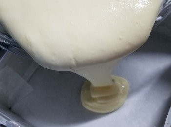 step15: 再將麵糊倒入模內抹平