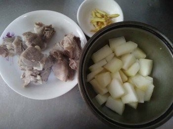 step1: 薑片切絲，冬瓜切塊，清洗豬肉【澎湖豬肉】，備料；備一鍋水煮開，放入豬肉【澎湖豬肉】，汆燙一下去血水至豬肉【澎湖豬肉】10分鐘呈熟白肉，即可撈起，再把水倒掉，