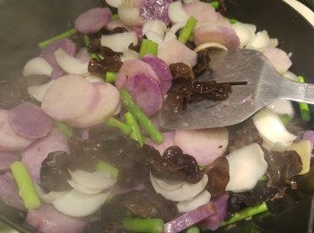 step5: 將露荀和雲耳回鑊略炒, 之後落<span class="group_2">調味料</span>炒混, 最後把百合同炒約一分鐘。