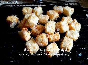 step11: 再放入鑊中用中火將豆腐粒炸成金黃色 , 再盛起備用