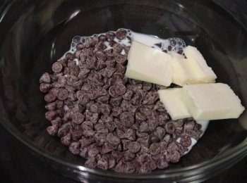 step1: 將黑巧克力、鮮奶與奶油一起隔水加熱融化。