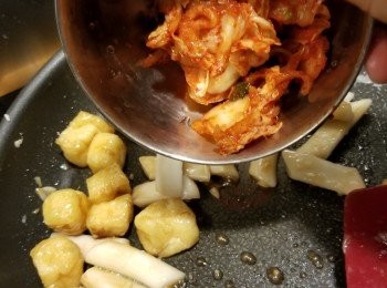 step5: 再加入130g泡菜炒勻