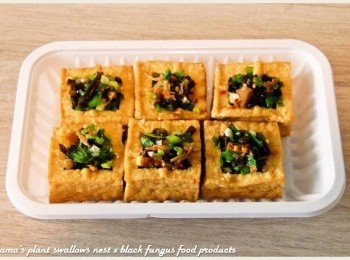 step4: 將步驟3的內餡填入，最後再澆淋上些許紅椒麻辣黑菇醬的醬汁即可。