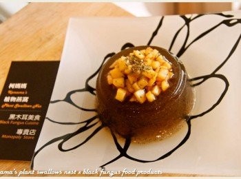 step4: 最後將裹上焦糖的蘋果丁，放置於黑木耳健康凍上，並灑上義大利香料來提味。