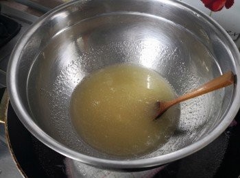 step5: 魚膠粉+水攪勻，座水加熱成魚膠漿