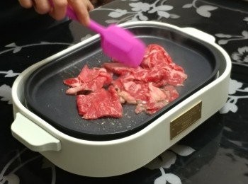 step2: 放進肥牛片煎至半熟