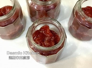 step14: 先把草莓平均放入4個玻璃罐中，趁熱倒入湯汁