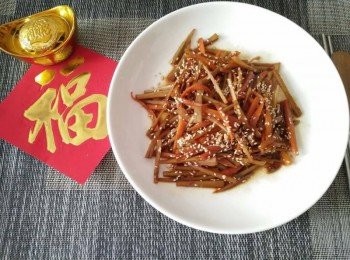 step3: 盛盤上桌後，再擺上吉祥春聯「福」和「招財進寶」字樣，