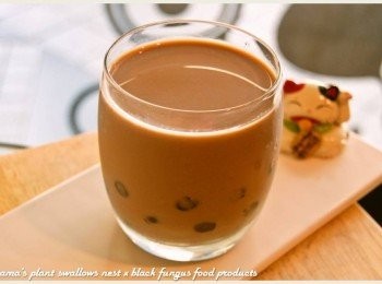 step3: 最後將已溫熱的黑豆乳，直接倒入至玻璃杯中即可。