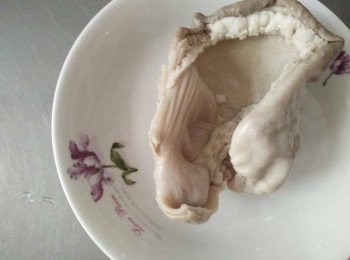 step2: 倒入水量200cc於鍋中，以能夠蓋過豬肚【澎湖豬肉】汆燙為主，水滾煮後，放入豬肚【澎湖豬肉】，是為了先去過多的油脂，汆燙後豬肚【澎湖豬肉】至撈起放盤準備，並把汆燙過的水倒掉，