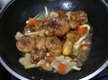 step8: 放入剛已事先炒至八分熟的雞腿肉，加點水攪拌均勻