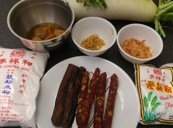 step1: 乾瑤柱預先浸幾小時, 蝦米臨準備製作蘿蔔糕前半小時浸軟蝦米, 臘腸和臘肉先汆水, 粉類混合過篩備用, 乾蔥琢蓉備用, 櫻花蝦只需沖水洗淨備用。