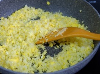 step2: 打散雞蛋。
燒熱鑊子，下1湯匙油，加入蛋液煎至蛋開始凝固，加入白飯炒至金黃色盛起。