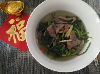 step4: 再擺上吉祥春聯「福」和「招財進寶」字樣，能討個吉祥兆頭，