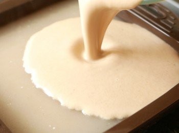 step7: 如使用玻璃或金屬糕盆，需要先掃一點油，如使用矽膠糕盆不用掃油。先加入一半的紅棗粉漿，以中大火隔水蒸10分鐘。（水完全滾起後才開始蒸）取出，加入椰汁粉漿，放回鍋中，以中大火多蒸10分鐘。再取出，加入剩餘的紅棗粉漿，放回鍋中，以中大火多蒸1小時10分鐘。