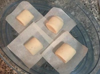 step11: 底下墊烘焙紙，用手從切面拿起饅頭，排入蒸籠並略微整型。