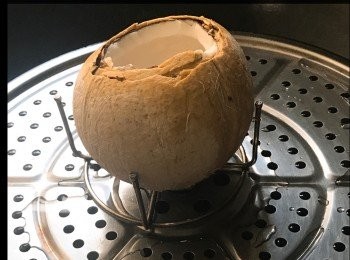 step2: 大火煲水，如果用椰皇殻盛載，可在煲水時同時放入預熱。