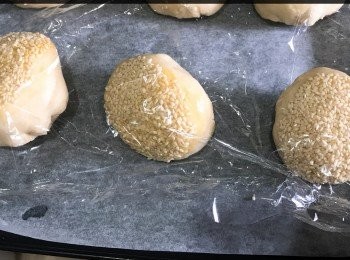 step3: 此時準備<span class="group_3">油酥</span>，把中筋麵粉加入油,搓成粉團，然後分成12份，把<span class="group_3">油酥</span>放入<span class="group_2">油皮</span>，開口一定要包緊，包口向下。