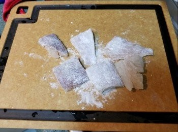 step3: 魚柳切塊沾上生粉