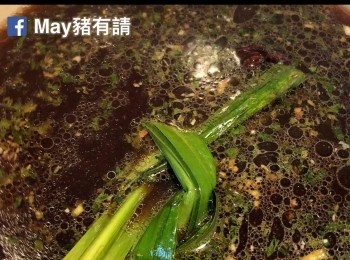 step4: 加入其他所有材料（五香粉、可可粉、椰糖、生抽、老抽、金山調味醬油、雞湯和椰青水），斑蘭葉洗淨後打結，放入滷水汁內煮沸。