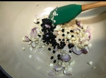 step4: 豆豉清一清後加入一齊炒。
一邊炒，一邊壓扁豆豉，會出味好多！