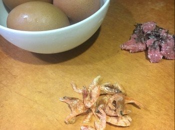 step1: 材料：(2人份量)
雞蛋 4隻、昆布鰹魚清湯 適量(可用清雞湯代替)、味醂 1茶匙、海鹽 1茶匙、櫻花蝦 少許、鹽漬櫻花 2-4朵