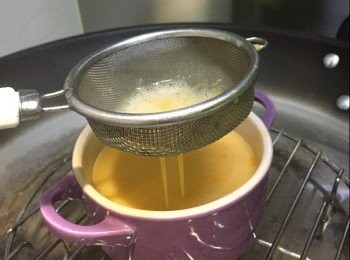 step3: 櫻花蝦用清水浸30分鐘，用廚房紙印乾水份，備用。