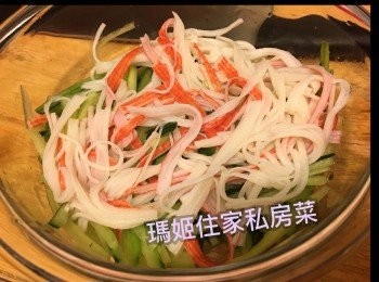 step1: ～青瓜預先切頭切尾👉🏻每邊磨一磨👉🏻沖洗乾淨👉🏻切絲或刨絲（但刨絲我覺得冇咁咬口）👉🏻備用
～蟹柳用滾水煲熟👉🏻攤凍少少👉🏻就咁搣絲或者用到刀側輕壓一下之後先搣絲