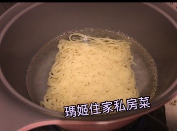 step2: 煲滾水落冷麵煮熟