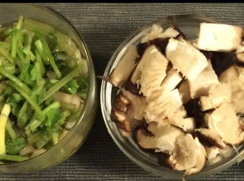 step3: 香芹切碎2湯匙。
新鮮香菇切碎2湯匙。
芫茜切碎2湯匙。
玉米粉1湯匙。
加少許鹽、糖和胡椒粉。
植物油1湯匙。
少許西蘭花作伴碟用。