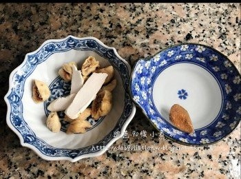 step6: 煲4公升水，所有<span class="group_1">材料</span>放入煲（除魚腥草）大火滾 15分鐘，然後小火煲1小時30分鐘