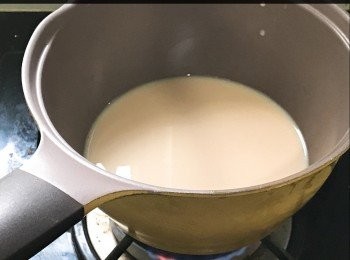 step2: 把1湯匙魚膠粉加入3湯匙熱水，座熱水攪拌至沒有粉粒備用。蛋黃加入400g奶攪拌均勻過篩備用。