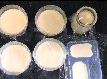 step3: 把30g糖、100g奶、1湯匙煉奶放入鍋煮，煮至糖完全溶解（不要煮滾）。再加入魚膠粉溶液攪拌均勻。