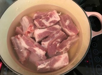 step1: 一字排洗浄，放入盛有清水的煲內，開大火煲滾，見白泡浮起後熄火，撈起排骨過冷河，瀝乾水分