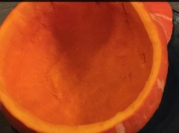 step4: 將南瓜的頂部剖開，挖去內面的籽部分，當做盛飯的容器，洗淨後放入己準備好的一鍋水，隔水蒸7-10分鐘，取出並倒去南瓜蒸好後的水份備用。