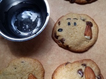 step6: 放涼變硬後，用竹炭粉開水，畫上snoopy五官