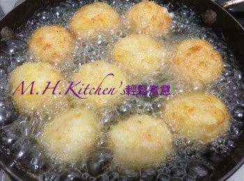 step23: 蝦球至金黃色大約 3-4分鐘左右盛起