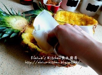 step14: 最後將菠蘿入面的水份用廚紙抹乾